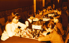 Turniej szachowy dla młodzieży szkolnej w Wojewódzkim Domu Kultury w Kielcach. 1984.