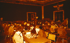 Turniej szachowy dla młodzieży szkolnej w Wojewódzkim Domu Kultury w Kielcach. 1984.