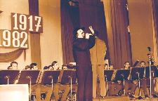 Akademia 65-lecia Wielkiej Rewolucji Październikowej: występ Igora Giżewskiego w Wojewódzkim Domu Kultury w Kielcach.