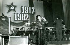 Akademia 65-lecia Wielkiej Rewolucji Październikowej: występ Reginy Pisarek w Wojew&oacute;dzkim Domu Kultury w Kielcach.