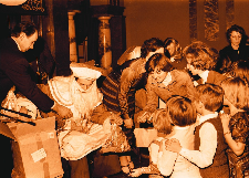 Zabawa choinkowa dla dzieci w Wojew&oacute;dzkim Domu Kultury 1979