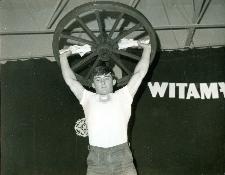 Turniej gmin "Panorama czterdziestolecia" 1984. Konkurs siłaczy. Wąchock.