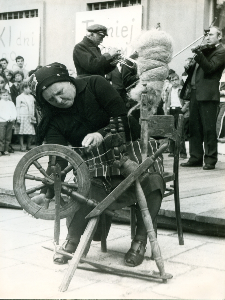 Turniej gmin "Panorama czterdziestolecia" 1984. Przędzenie nici.